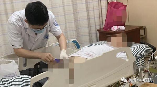 太吓人！40多斤恶犬扑了过来，男子“命根子”……