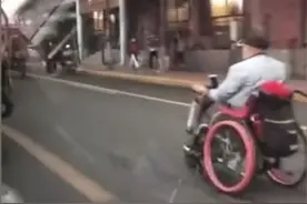 悠着点！哈尔滨两大爷开电动轮椅飙车，目击者：开得比我们都快图片