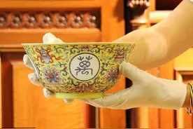 英国居民拍卖家中瓷碗被网友大幅加价，专家鉴定：中国古董图片