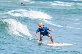 天赋异禀 巴西4岁小男孩被称为“冲浪小王子”图片