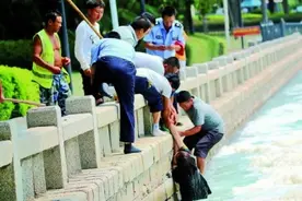 爱心厦门｜落水女子被冲进西堤筼筜湖急流，众人伸出援手图片