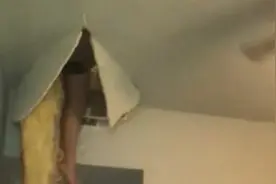 女孩正在练声天花板突然开裂 妈妈的一条长腿掉落出来 摔断腿了？图片