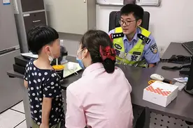7岁小男孩商场走失，外卖员、民警、学校接力帮他“找妈妈”图片