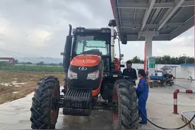 农户迎灌溉用油高峰，中石化员工变身“加油侠”助力禾苗“畅饮”图片