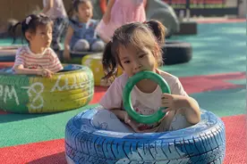 86秒丨“妈妈、妈妈，我不要去幼儿园！”get快乐入园 拒绝哇声一片图片