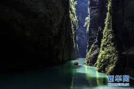 湖北鹤峰：屏山峡谷神奇风光醉游人/图图片