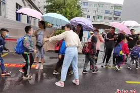 感动！百余名教师用“伞阵”为学生撑起一片晴空图片