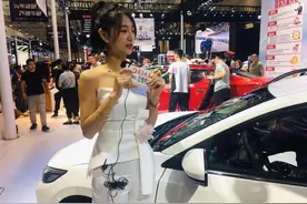 网红车模现身齐鲁国际车展，快来为你喜欢的她点赞图片