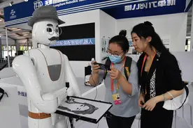 “神奇画手”亮相服贸会 智能机器人作画两分钟一张图片