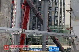 南宁一工地吊车突然“断臂”，所幸未造成人员伤亡图片