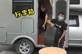 搬家式开学！青岛一老爸开房车送儿子回大学，满载桌子、椅子、打印机……图片