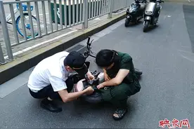 穿长裙骑电动车太危险 女子长裙卷入车轮摔在马路上图片