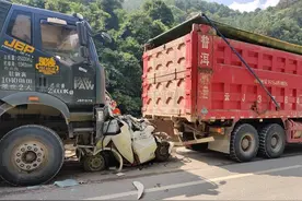 惊险！云南澜沧一小车被挤成铁疙瘩 司机奇迹生还图片