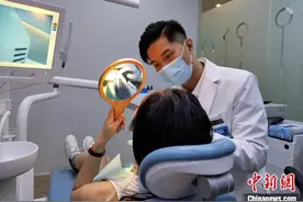 前台湾偶像歌手在成都当牙医引关注：珍惜得到的机会 只想做好本职图片