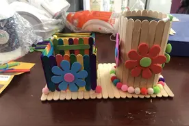 雪糕棍和饮料瓶还能制成精美手工艺品？这个车长手真巧图片