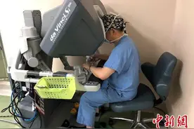 浙江一医院单月完成达芬奇机器人手术111台 实现精准微创图片