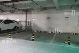 驷马况？柳州这个小区100多个车位被装上立柱！不买不给停车？物业回应图片