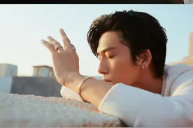 井柏然拍光影写真如梦如幻 温柔型男儒雅深沉魅力爆棚图片