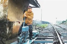 一名铁路扳道工的坚守图片