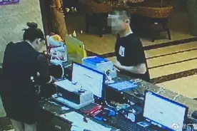 足浴店6小时洗脚6次没钱结账 男子洗霸王脚被罚刷厕所抵消费图片