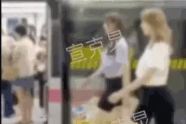 地铁里劈叉赚流量？警方出手了！还不止一例…图片