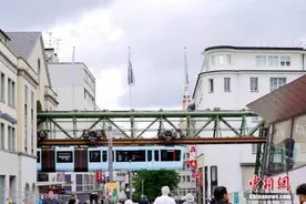 探访全球现存最古老的悬挂式单轨列车图片