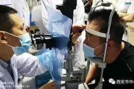 疼！男子给猪打针，猪跑了，针却扎进自己眼睛……图片