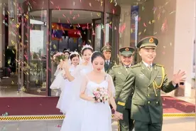 幸福又荣光！为抗洪推迟婚礼的18位兵哥哥举行集体婚礼图片