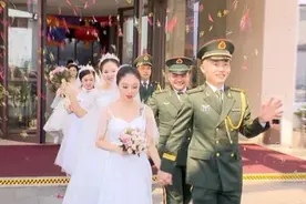 抗洪推迟婚礼的18位兵哥哥办集体婚礼图片