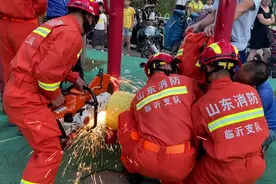 临沂3岁女童腿卡健身器材，消防员紧急破拆助脱困图片