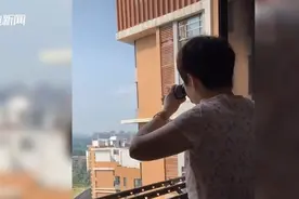 外婆望远镜看孙子上幼儿园还现场解说，网友：你的成长总有人关注图片