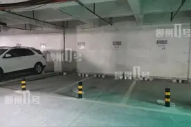 柳州这个小区100多个车位被装上立柱！不买不给停车？物业回应图片