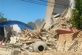 河南太康一四层楼房倒塌，镇政府：系邻居挖地基太深所致无伤亡图片