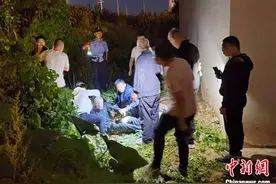 八旬老人掉入粪坑3小时 民警消防深夜“下坑”救人图片