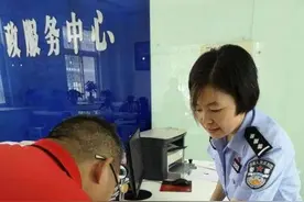 “微笑警察”成长记：常咬着筷子练习，直到露出8颗牙齿图片