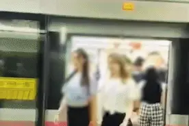两“长腿美女”地铁站内突然劈下“一字马”秀美腿拍短视频 本想上热搜却上了新闻！结果因扰乱公共秩序被行政警告……图片