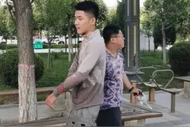 老人掉入湖中，他俩不会游泳，却能救人图片