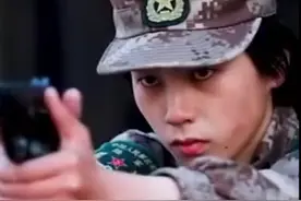 加油！00后女枪王退伍时哭成泪人，她曾在考核中力压所有男兵图片