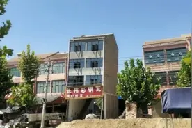 河南周口：四层楼房突然坍塌 疑邻居建房地基挖太深视频封面