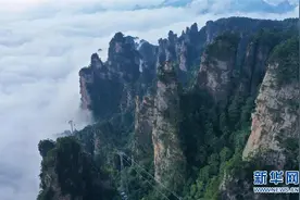 湖南张家界：云起山峰间图片