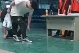 电子厂回应发证扔地上让员工捡：管理失职，主管已道歉图片