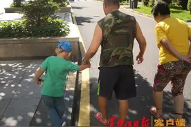 退休了又变身“保姆”，二孩时代老年人的甜蜜烦恼……图片