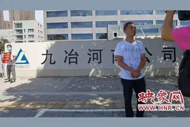 男子抵押房子，给163个工友垫工资，5年后他满头白发：求求还我钱吧，我愿磕头感谢图片