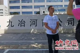 男子抵押房子，给163个工友垫工资，5年后他满头白发：求求还我钱吧，我愿磕头感谢图片