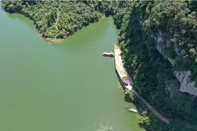 彭水：乌江马峰渡口的摆渡人图片