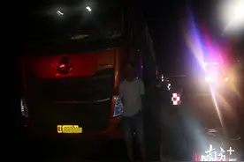 轰鸣低沉、货物高堆，“百吨王”超载车在开平栽了图片