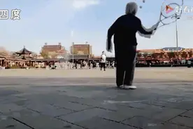 孝顺！儿子陪82岁母亲花样练球，网友直呼羡慕图片