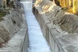 驻日美军正吃烧烤，灭火泡沫连喷半小时，流出基地染白河流图片