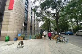 人行道变身活动场，幼儿园“圈地”公共区域该不该拆？图片