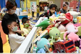 巴克球、水晶泥、可以发光的气球……家长需注意，网红玩具存在安全隐患图片